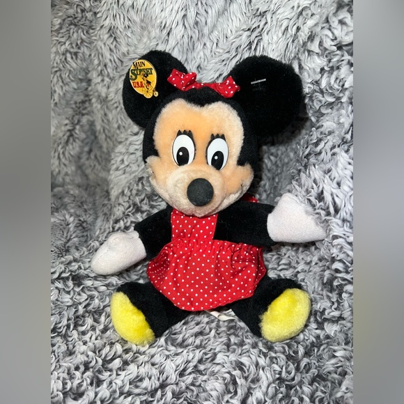 Sitting Minnie Mouse - Picture 1 of 3